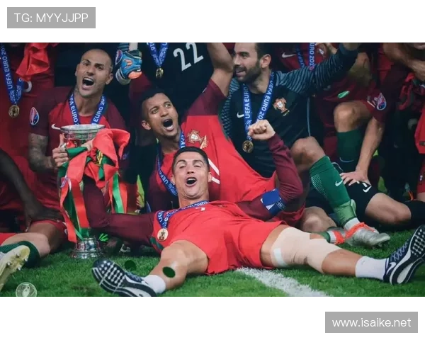 C罗时代反差与形象塑造的争议解析 C罗时代反差与形象塑造的争议解析