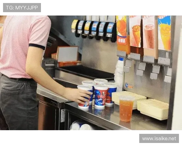 常园家冰箱里只有蛋白粉和冰水，连瓶可乐都找不到