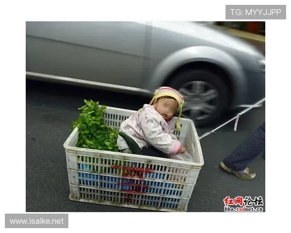 刚刷到傅海峰抱着孩子去菜市场，手提菜篮旁那辆名车笑抽我