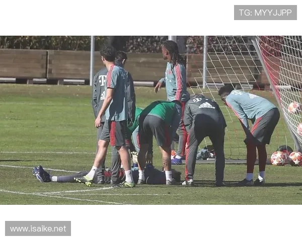 拉菲尼亚竟然包下整层商场当更衣室，我工资卡在角落默默哭