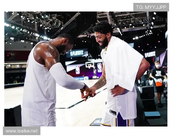 看到练俊杰下车那一刻真懵，球衣换成名牌外套谁受得了